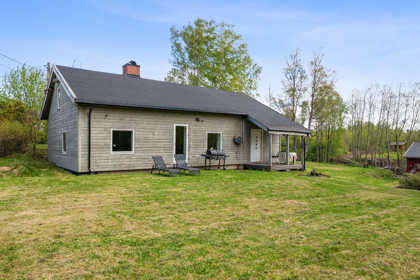 Eiendommen har store plenarealer med mange muligheter. Galleribilde
