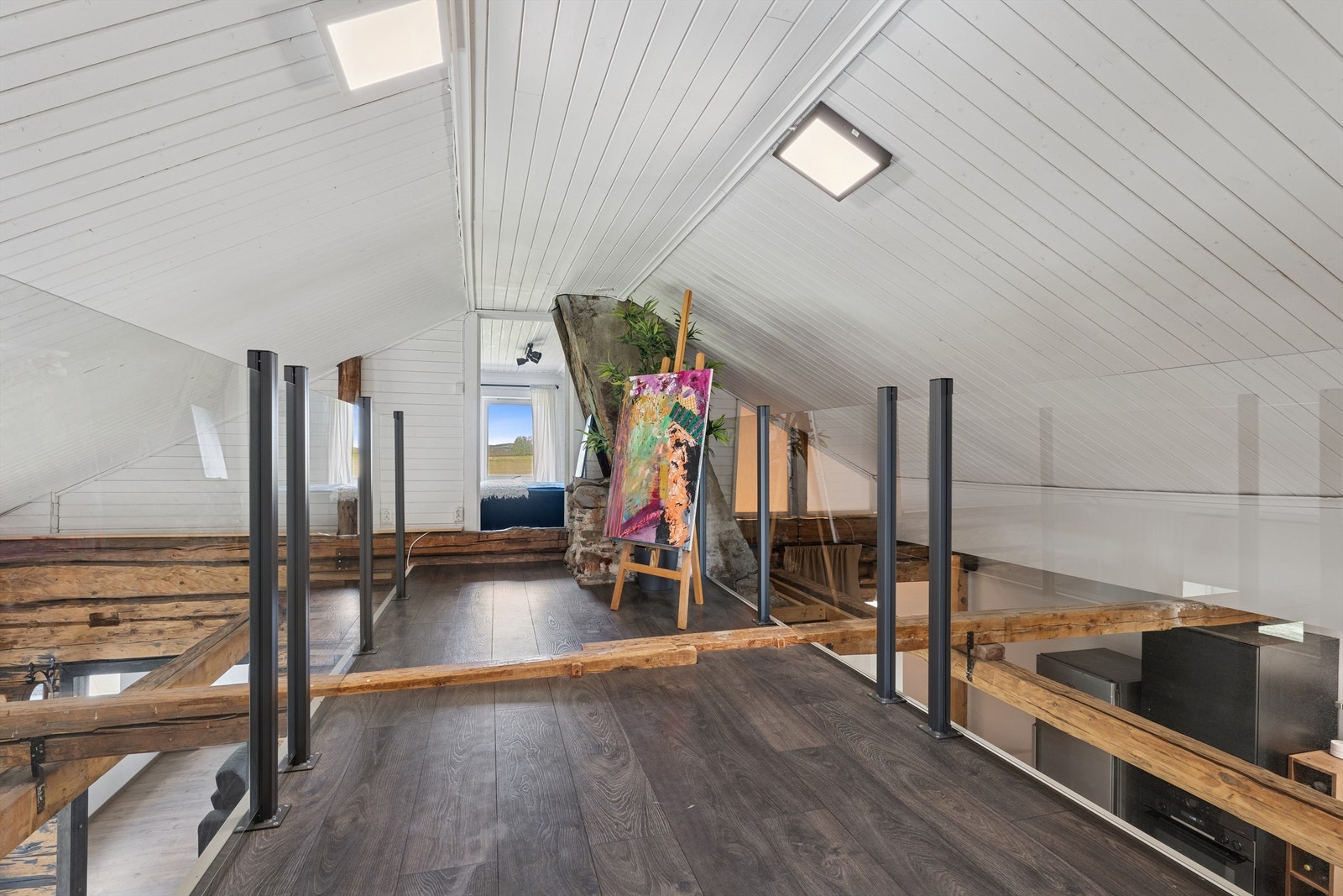 Stilig gang på loftsetasjen med glassrekkverk. Galleribilde