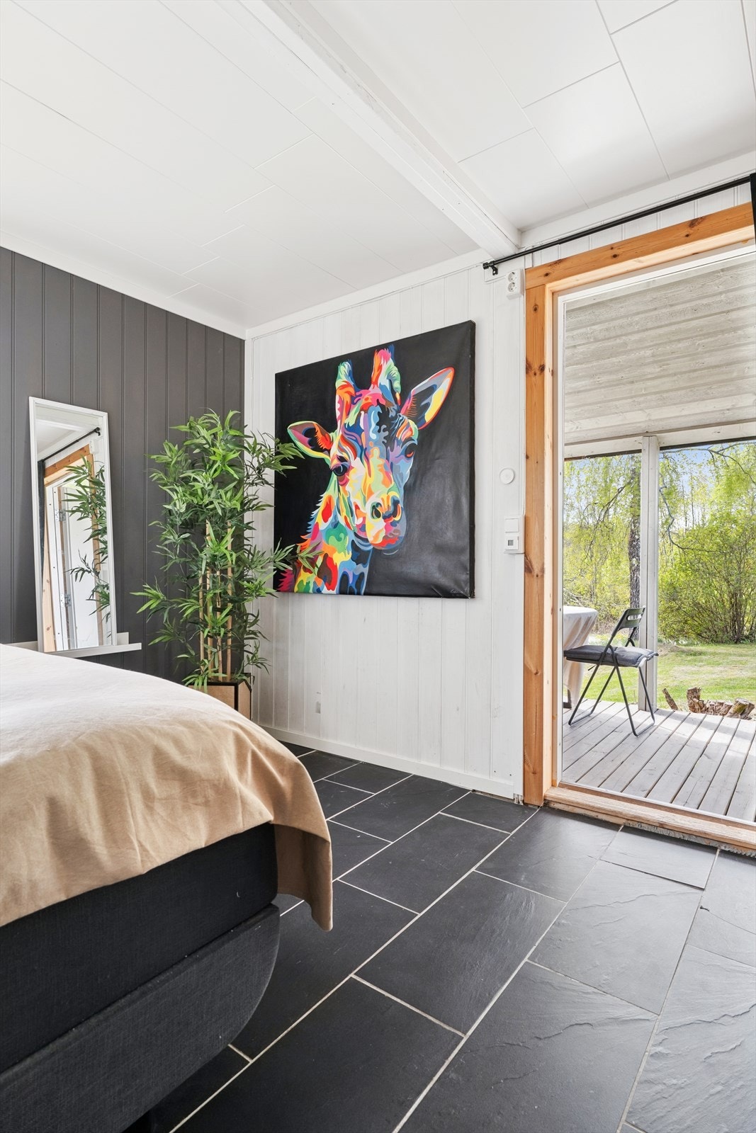 Dette soverommet har adkomst til en koselig liten terrasse. Galleribilde