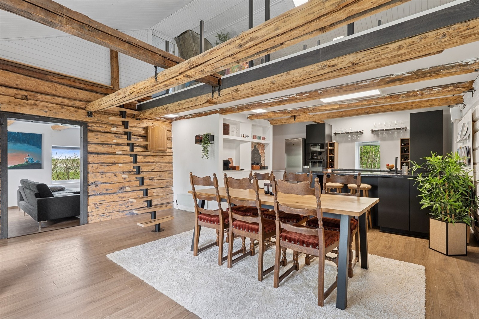 Velkommen til Kurudvegen 218! Stor eiendom bestående av en eldre bolig med påbygde og moderniserte elementer, samt studio/hobbyverksted og garasje. Galleribilde