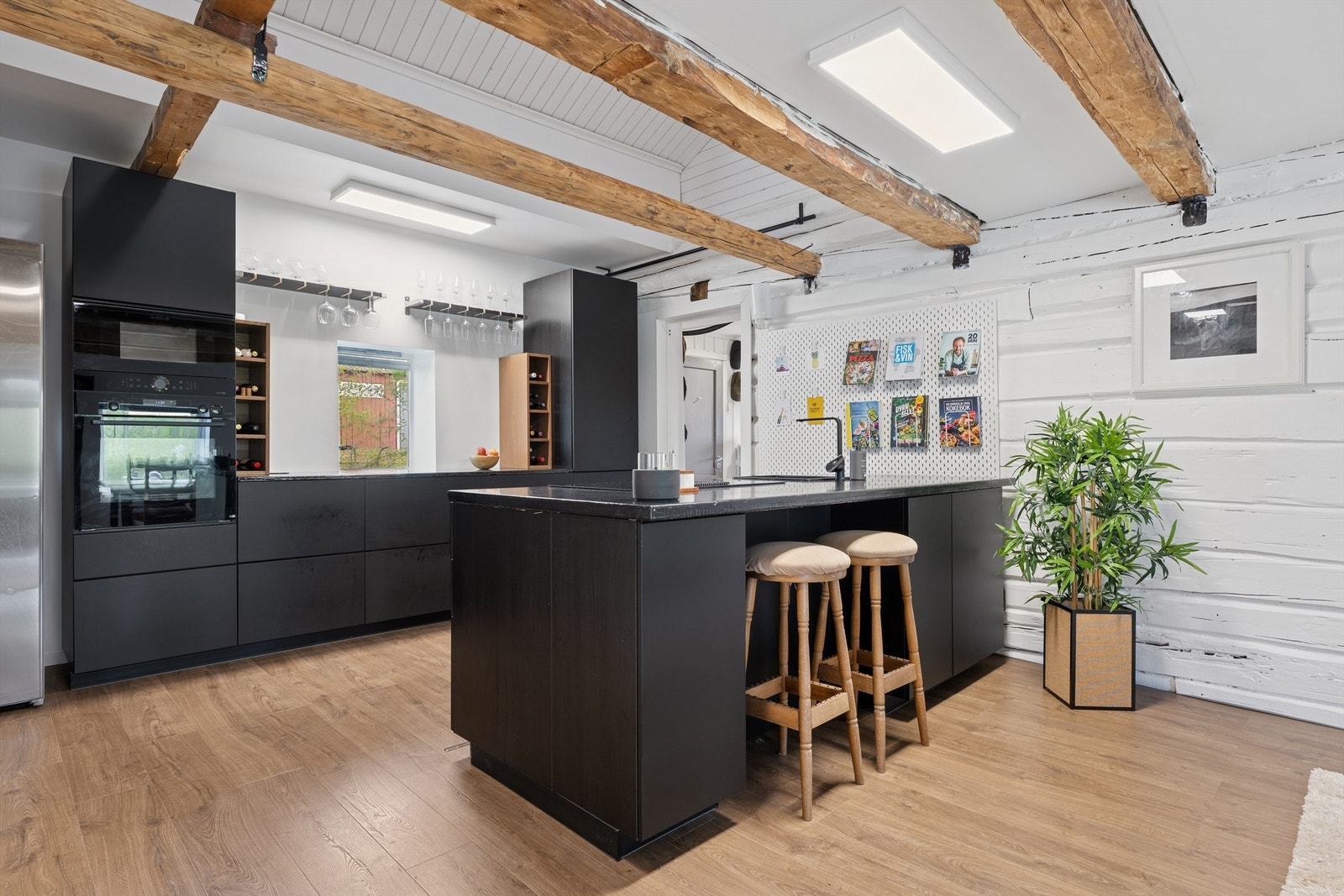Kjøkkenet er fra 2021 og har smakfull innredning med glatte fronter og spesiell benkeplate laget av varmebestandig epoxy beregnet for slik bruk. Galleribilde