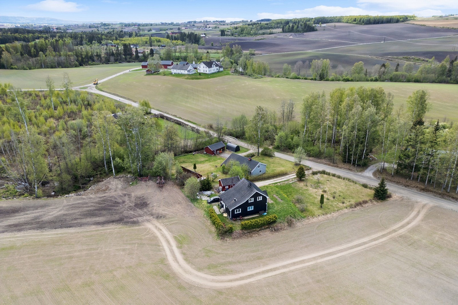 Eiendommen ligger landlig til mellom Hjellum og Ilseng i Hamar kommune. Galleribilde