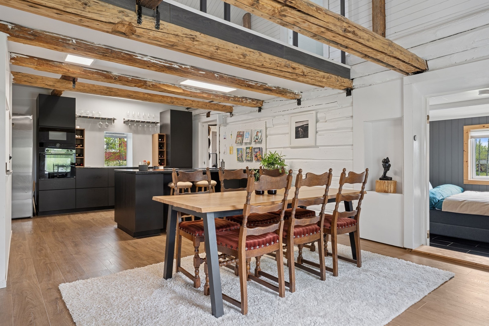 1. etasjen består av en åpen stue/kjøkken-løsning, en ekstra stue, ett soverom, to bad og et rom som i dag benyttes som trimrom. Galleribilde
