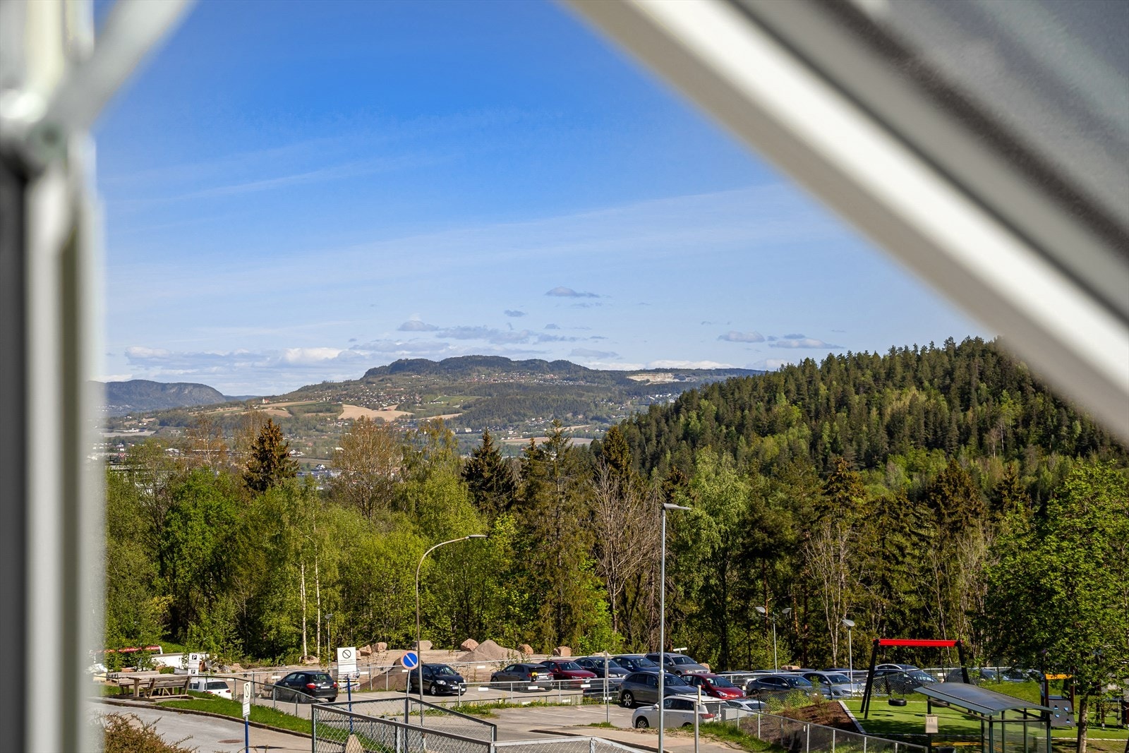 I nærområdet finnes barnehage, ungdomsskole, dagligvarebutikk, idrettstilbud og flotte friområder, inkludert en aktivitetspark Galleribilde