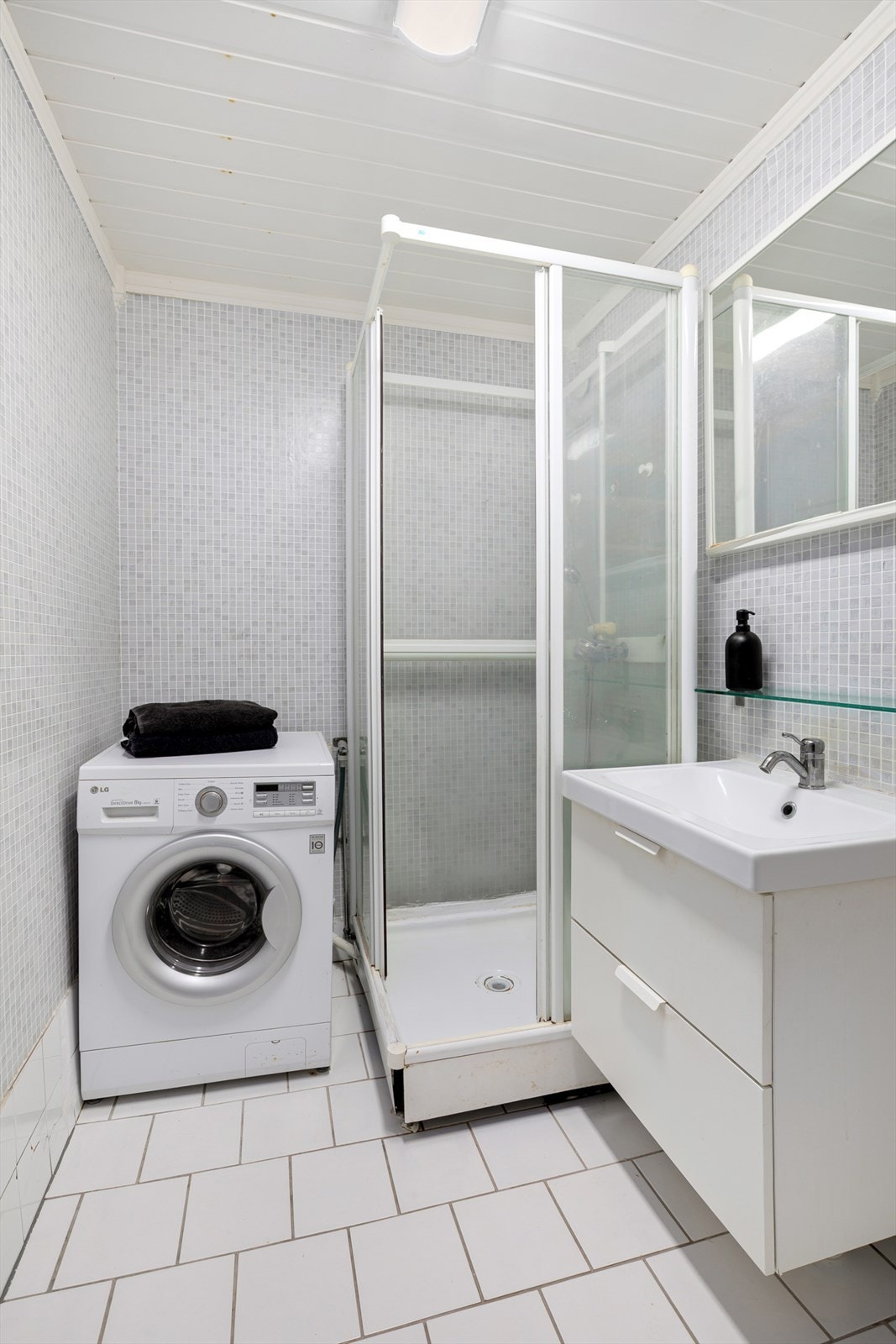 Flislagt bad med opplegg for vaskemaskin Galleribilde