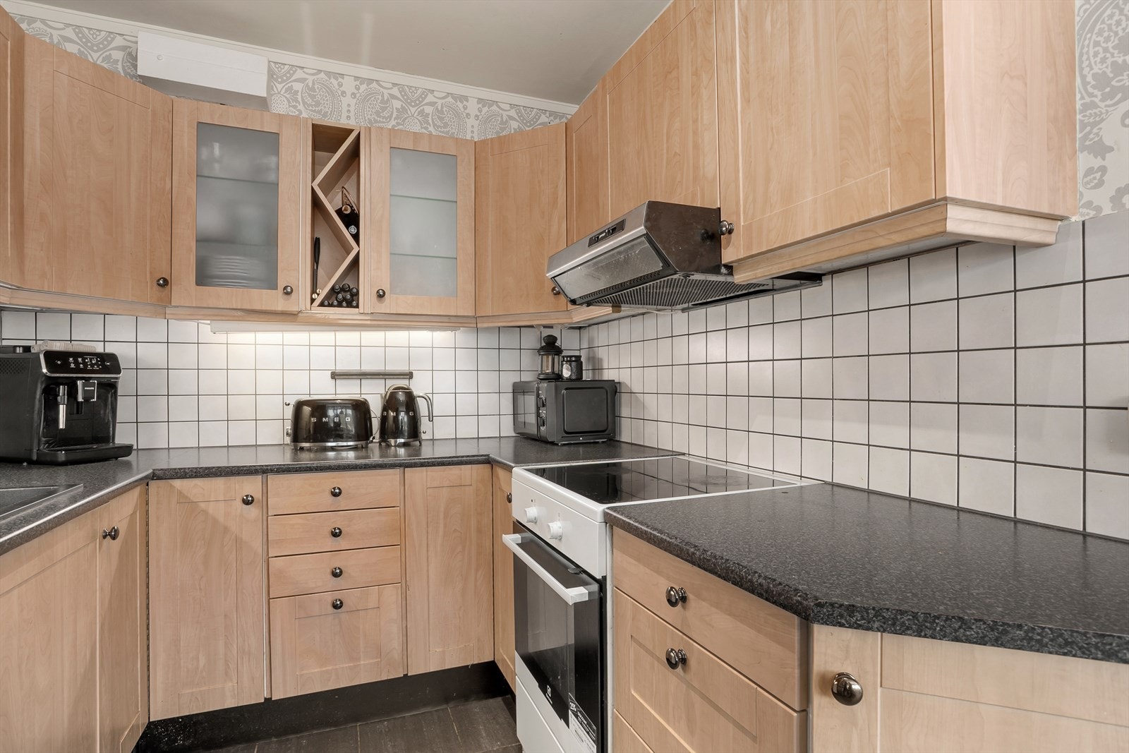 Profilerte fronter, flislagt over kjøkkenbenk og benkeplate av laminat Galleribilde