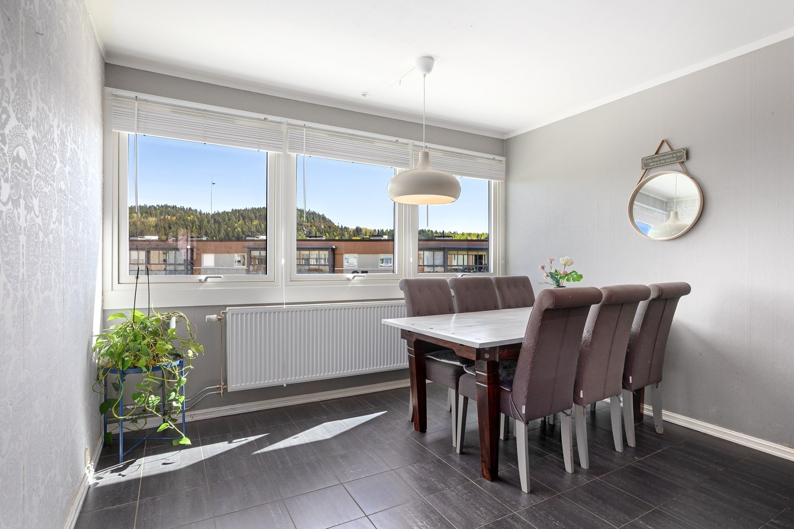 Spisesone med flott utsikt. Boligen oppvarmes med fjernvarme via radiatorer Galleribilde