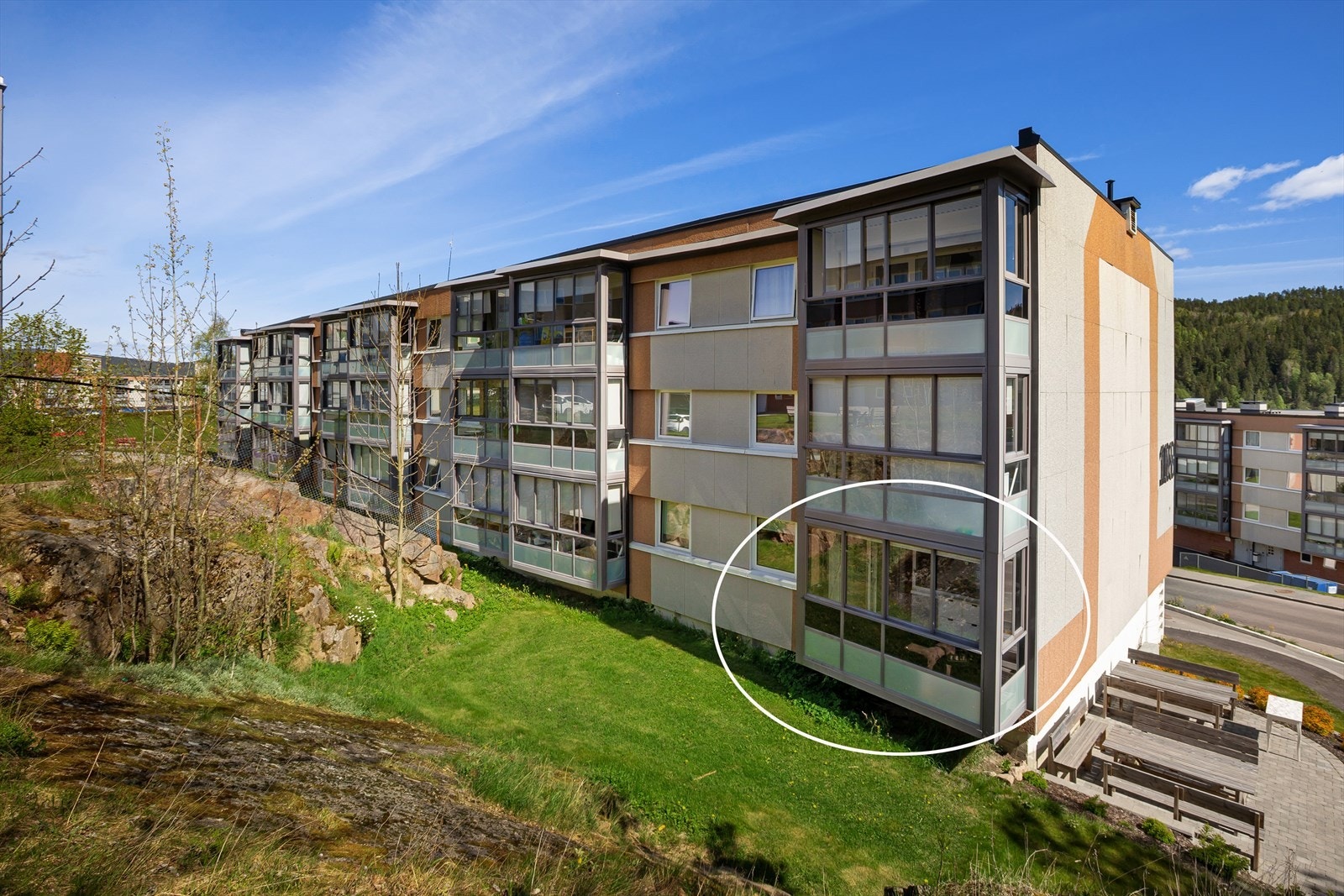 Like utenfor finner du busstopp med hyppige avganger til sentrum, og kun fire minutters gange unna ligger både barneskole og idrettsanlegg med kunstgressbane Galleribilde