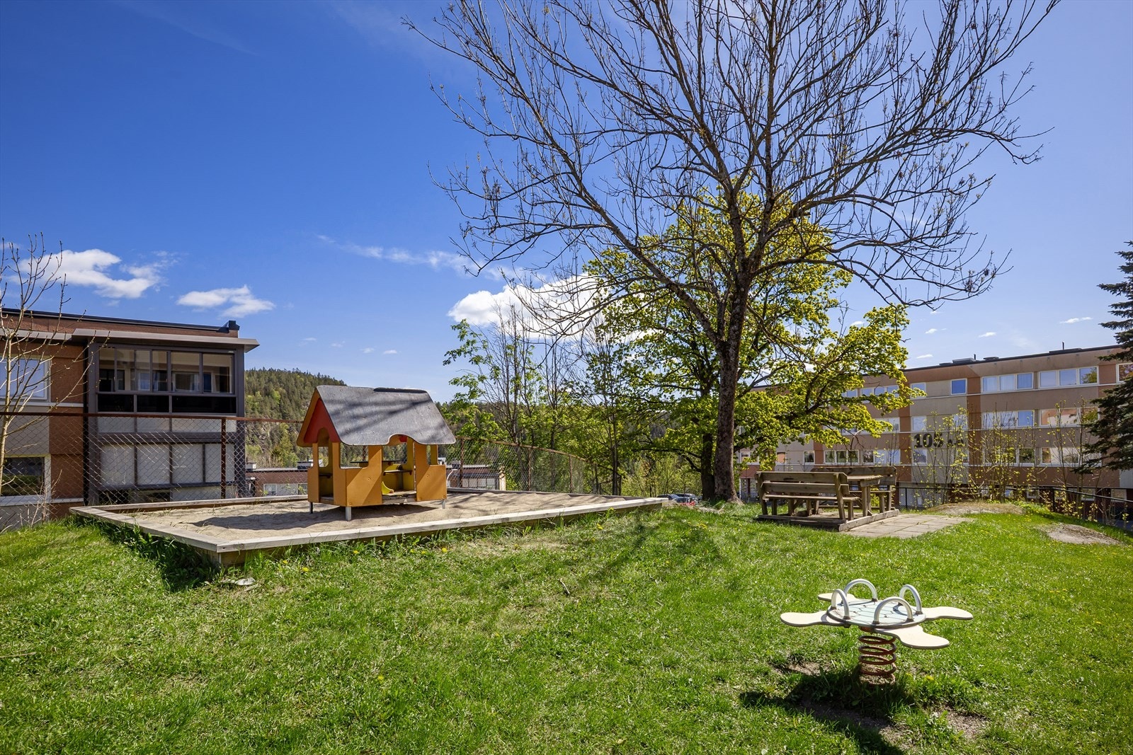 Leiligheten ligger også tett på vakre friluftsområder med bade- og fiskevann samt et godt utbygd lysløypenett - perfekt for både turer og trening Galleribilde