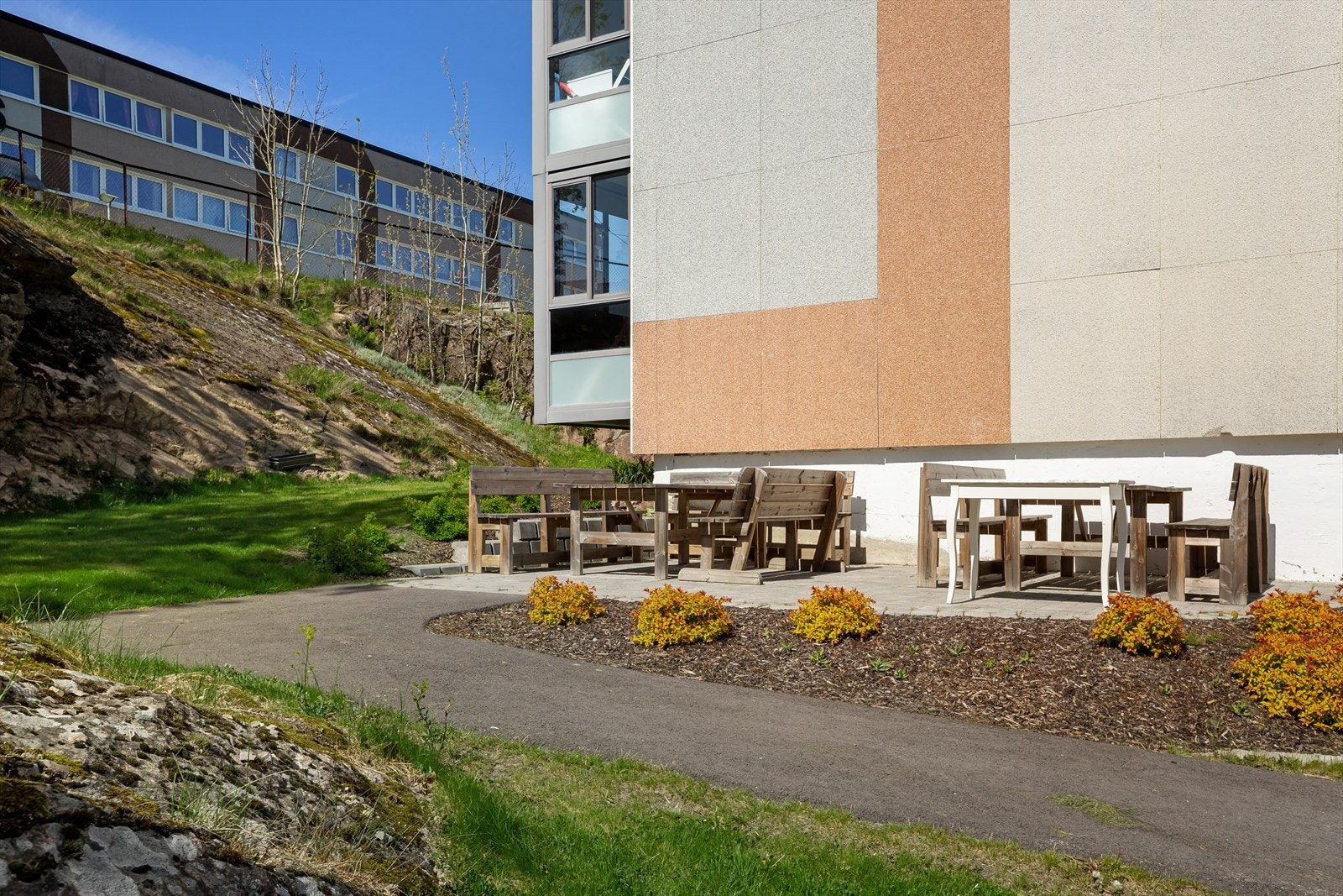 Med bil tar det omtrent 13 minutter til Drammen sentrum, og både Strømsø Senter og Gulskogen Senter ligger en kort kjøretur unna Galleribilde