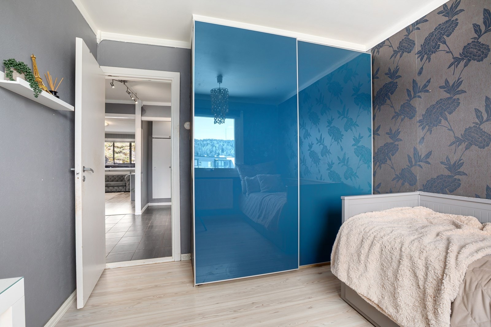 Stort soverom med gode møbleringsmuligheter Galleribilde