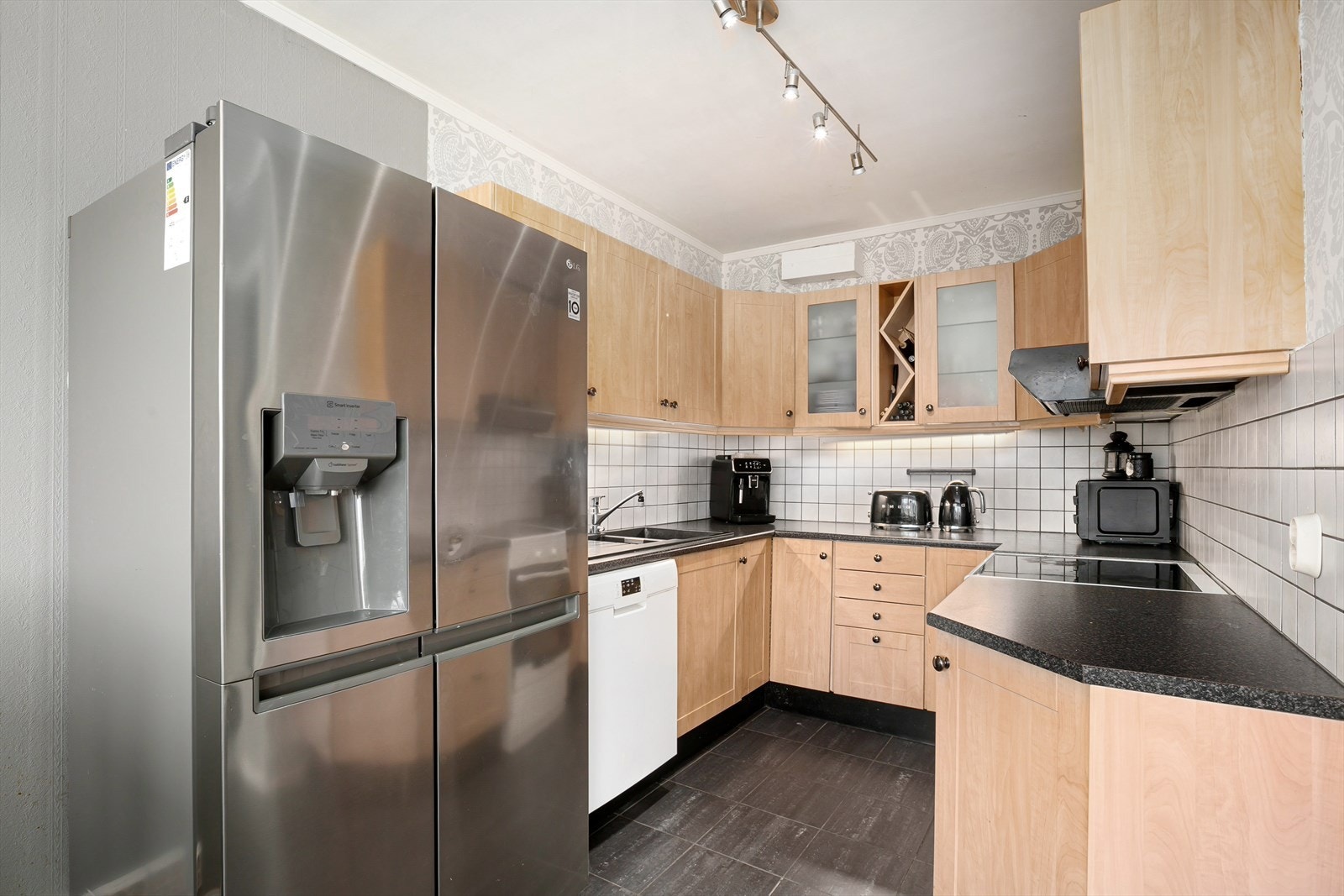 Innholdsrikt kjøkken med gode arbeidsflater og oppbevaringsplass Galleribilde