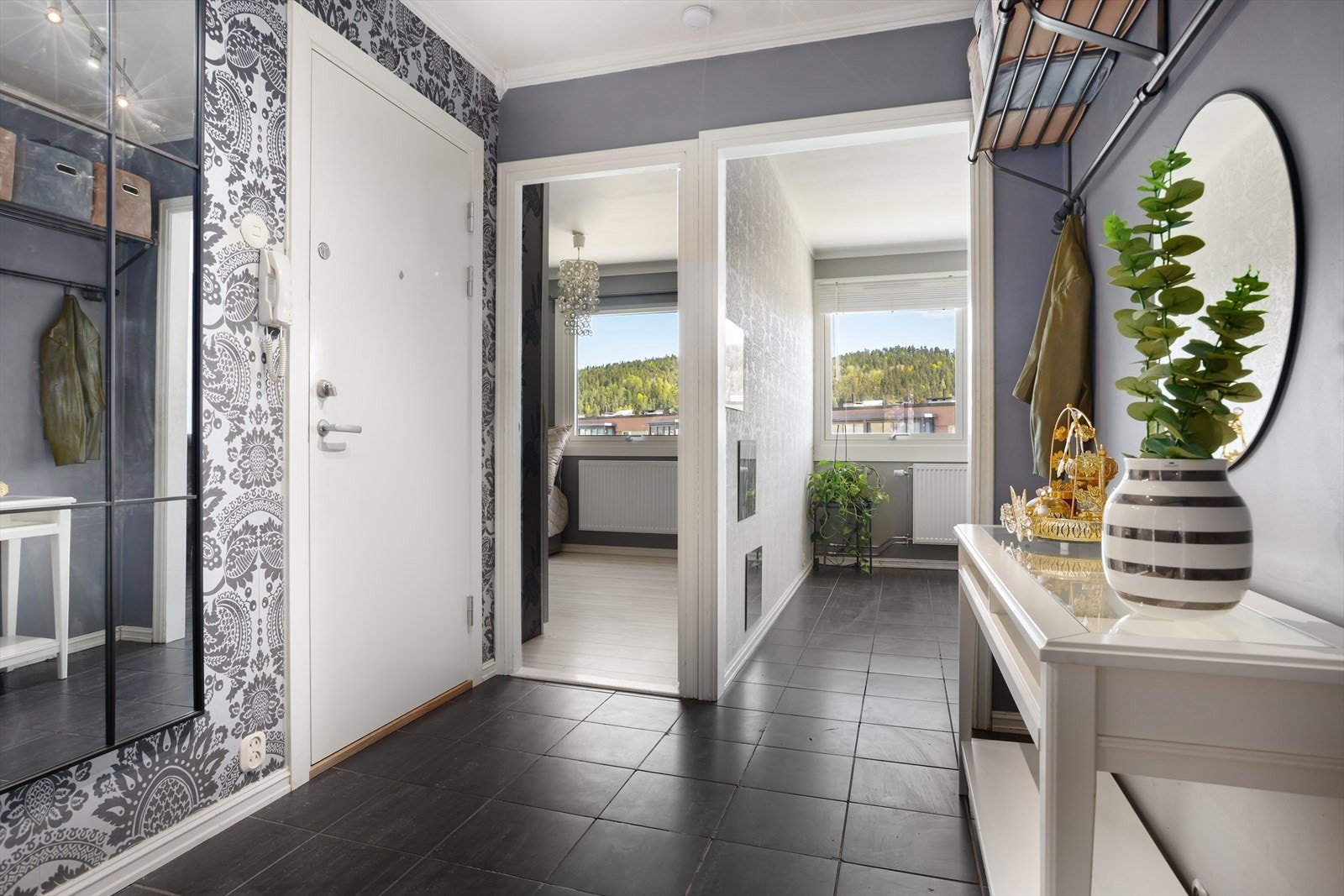 Romslig entrè med god plass til oppheng og lagring av yttertøy og sko Galleribilde