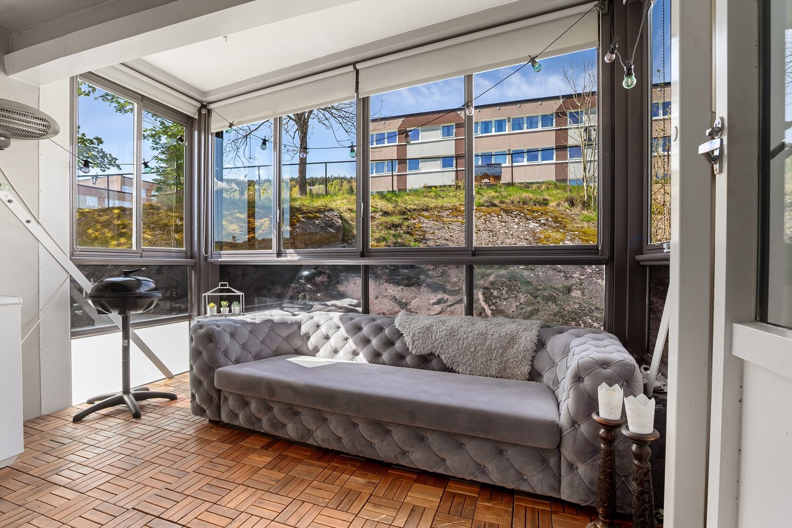 Utgang til en innglasset balkong fra stuen Galleribilde