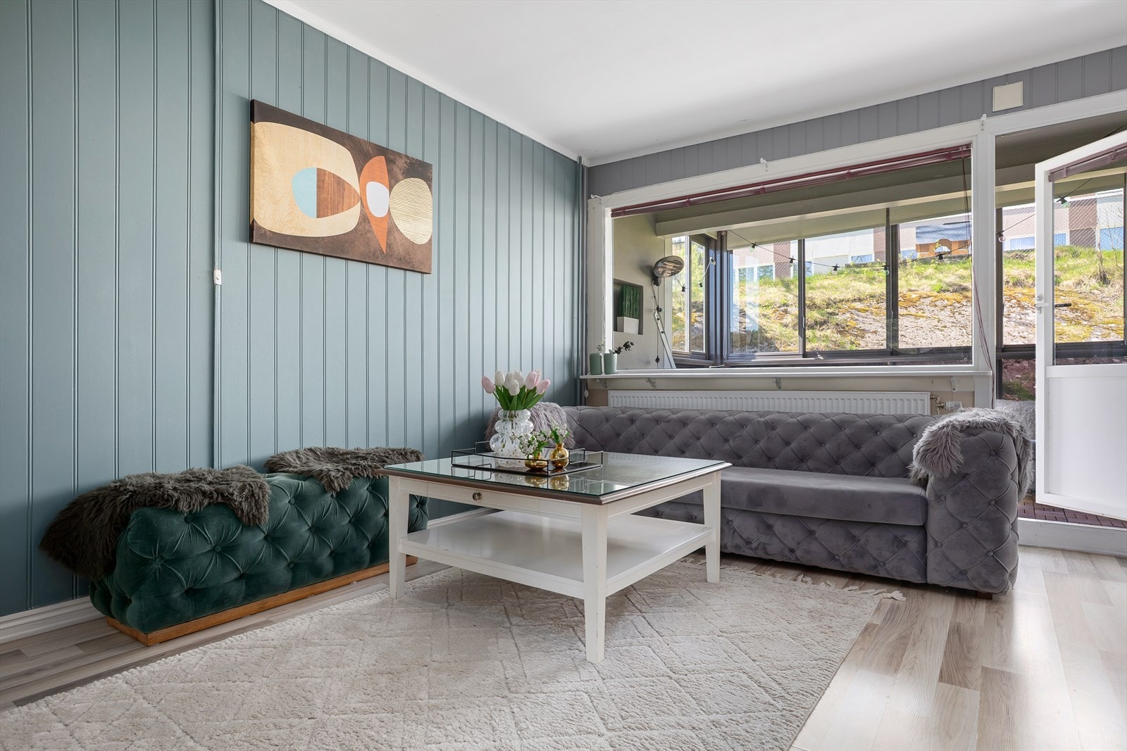 Romslig stue med store vinduer som slipper inn rikelig med lys Galleribilde