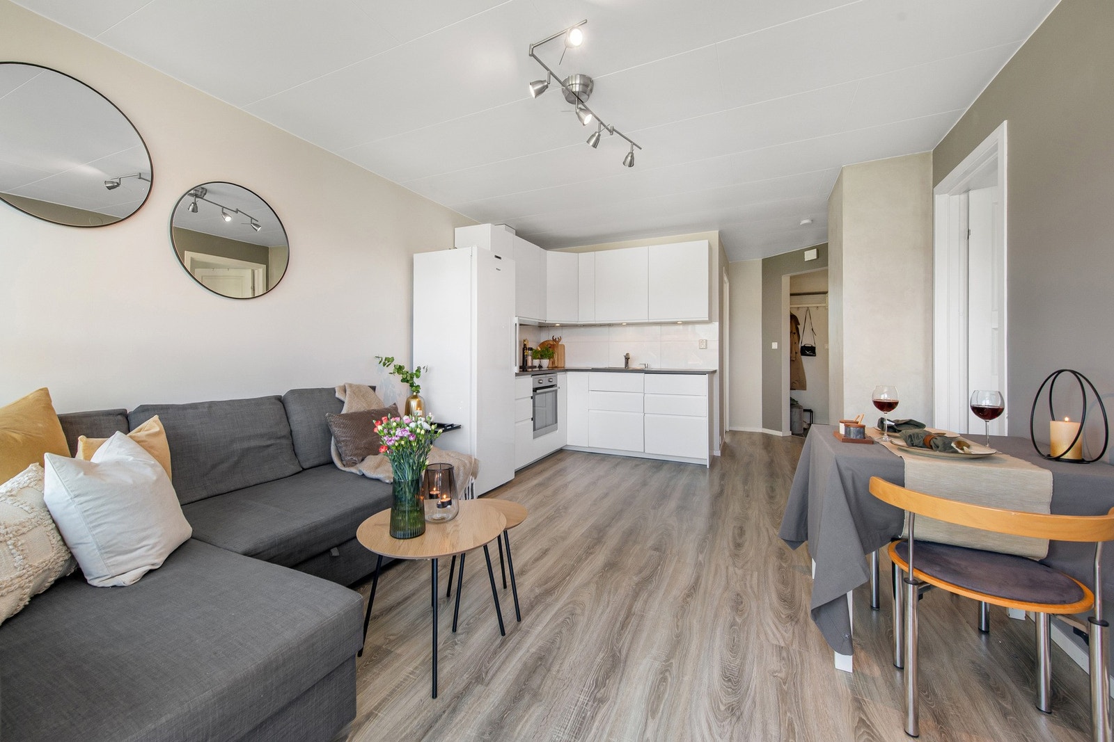 Den åpne løsningen gjør det enkelt å kombinere avslapning og sosialt samvær - perfekt for hverdagskos og hyggelige kvelder med venner. Galleribilde