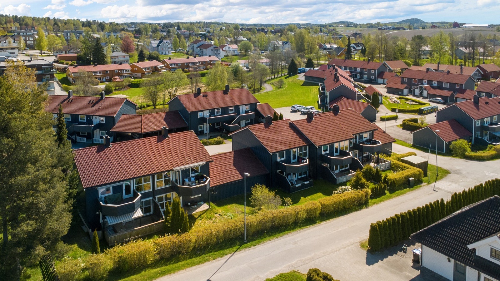 Dagligvarehandelen er enkel, med Rema 1000 ca. 500 meter fra boligen og Coop Extra med post i butikk og PostNord-tjenester omtrent 700 meter unna. For øvrige ærend ligger Tebosenteret en kort kjøretur unna, og Vitusapotek Spydeberg er tilgjengelig på unde Galleribilde