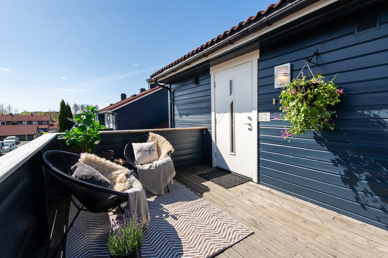 Hyggelig inngangsparti med plass til sittegruppe. Galleribilde