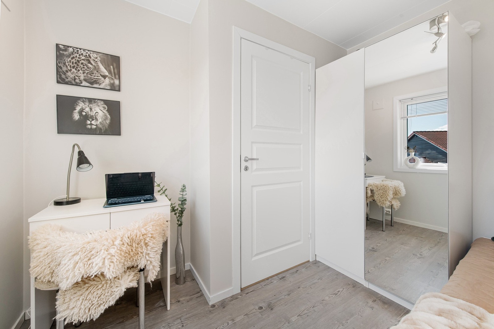 Til høyre for inngangen ligger et innredet rom som i dag benyttes som soverom. Galleribilde