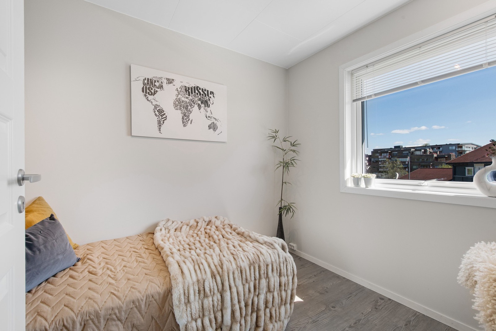 Rommet har garderobeskap med speildører og passer godt som gjesterom eller fleksibelt arbeidsrom etter behov. Galleribilde
