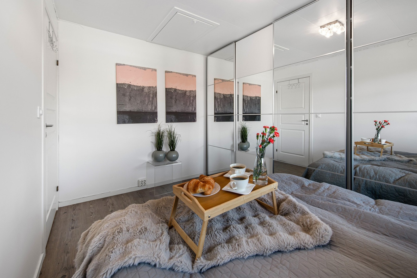 En stor skyvedørsgarderobe med speilfronter gir både oppbevaringsplass og en følelse av romslighet. Galleribilde