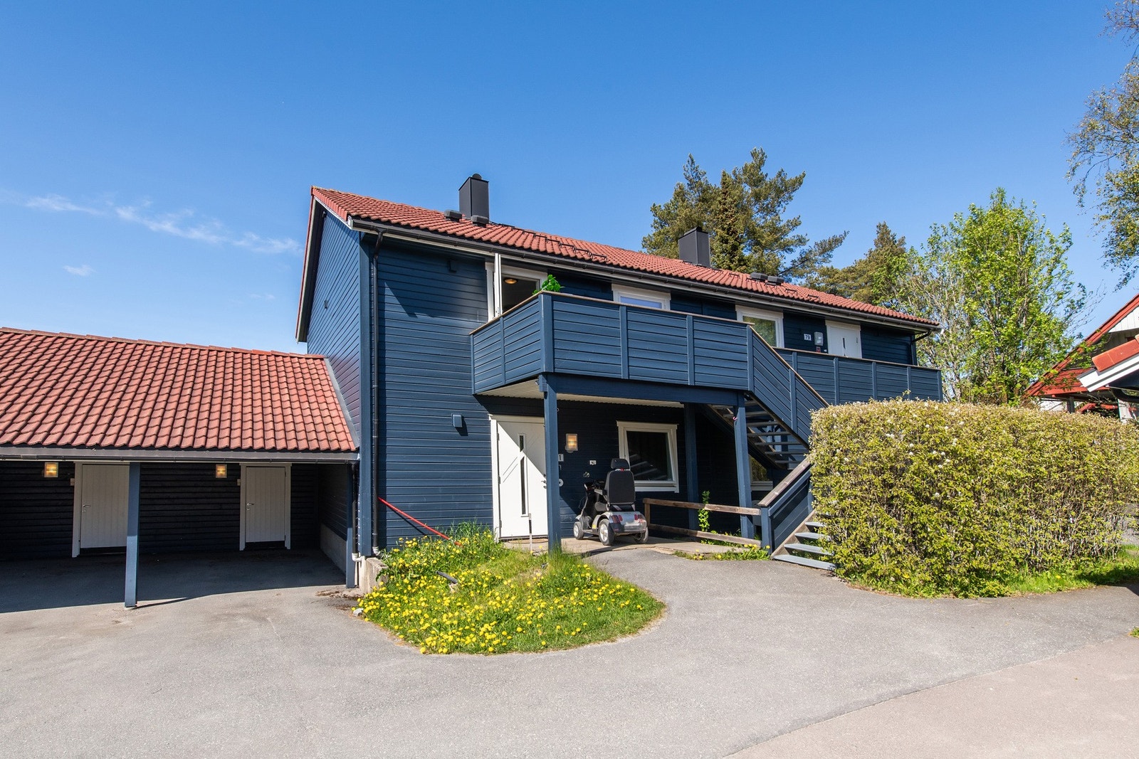 Leiligheten ligger i byggets 2. etasje Galleribilde