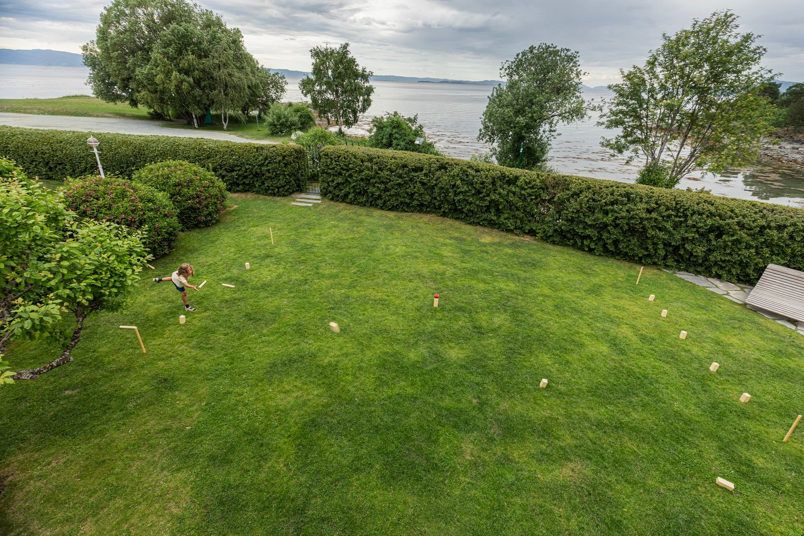 En stor, frodig hage omkranser boligen. Det er herdighetssone 3 for planteliv i området, som er én sone lavere enn Trondheim for øvrig Galleribilde