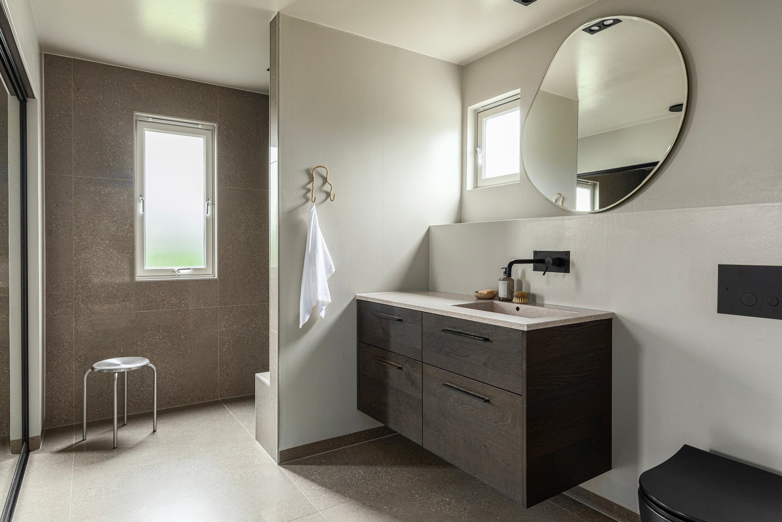 Delikat bad på hele 11 kvm. De sorte detaljene går igjen også her. Galleribilde