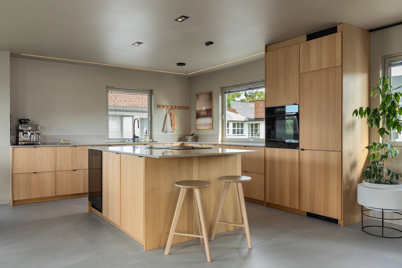 Særdeles flott kjøkken med stor kjøkkenøy og påkostet hvitevarepakke. Tidsriktige LED-lister og downlights i tak. Galleribilde