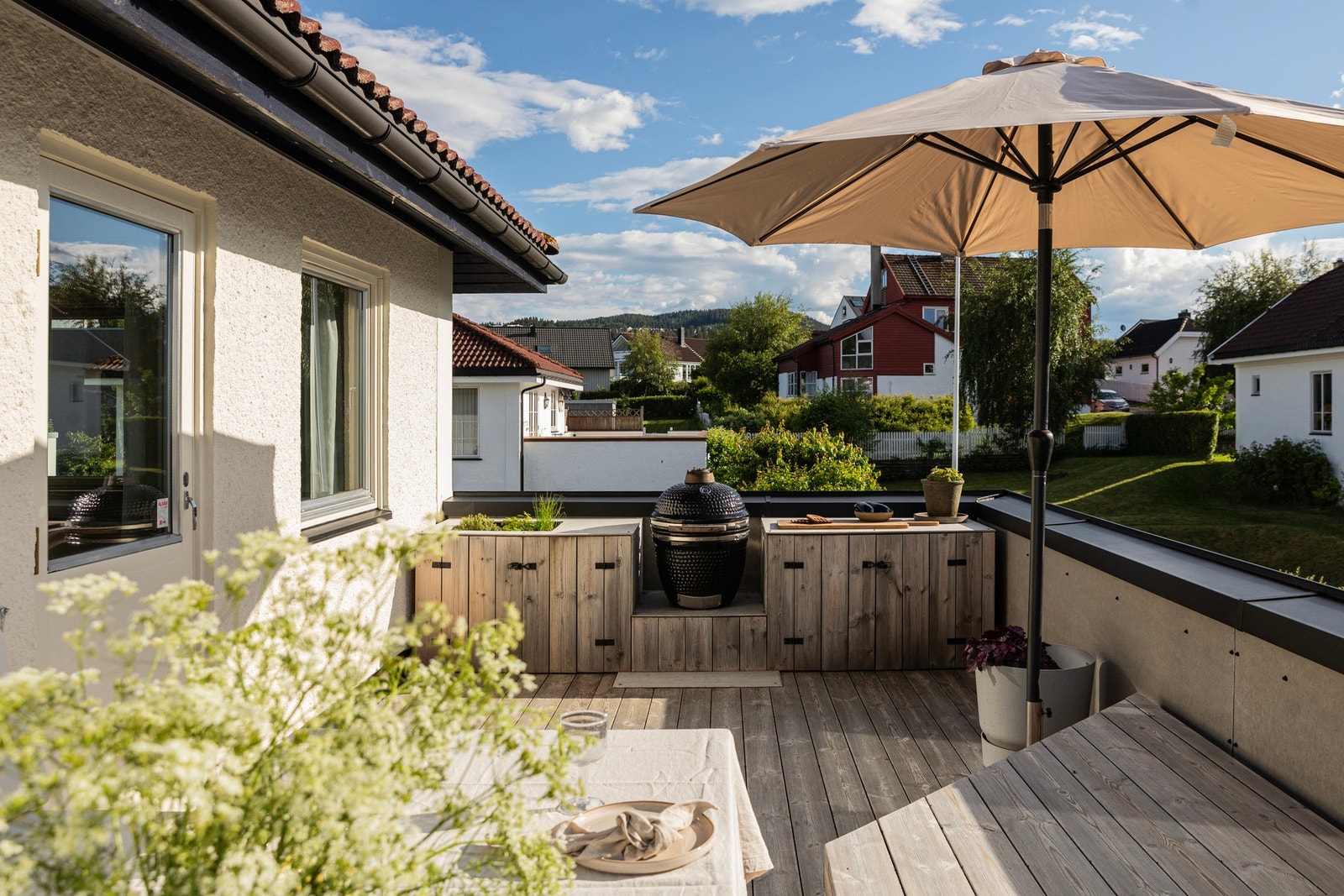Vedlikeholdsfrie terrassebord av Termofuru på takterrasse, samt ved inngangsparti. Galleribilde