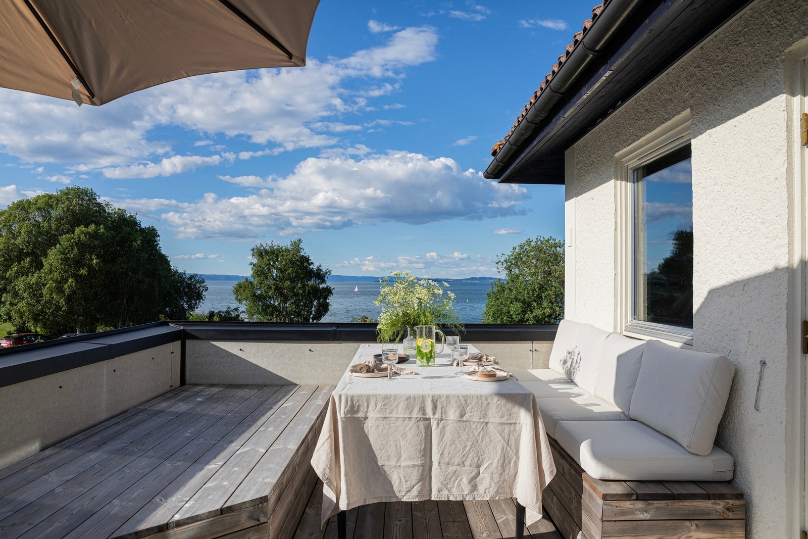 Fra stuen er det utgang til takterrasse på hele 21 kvm med panorama mot fjorden. Galleribilde