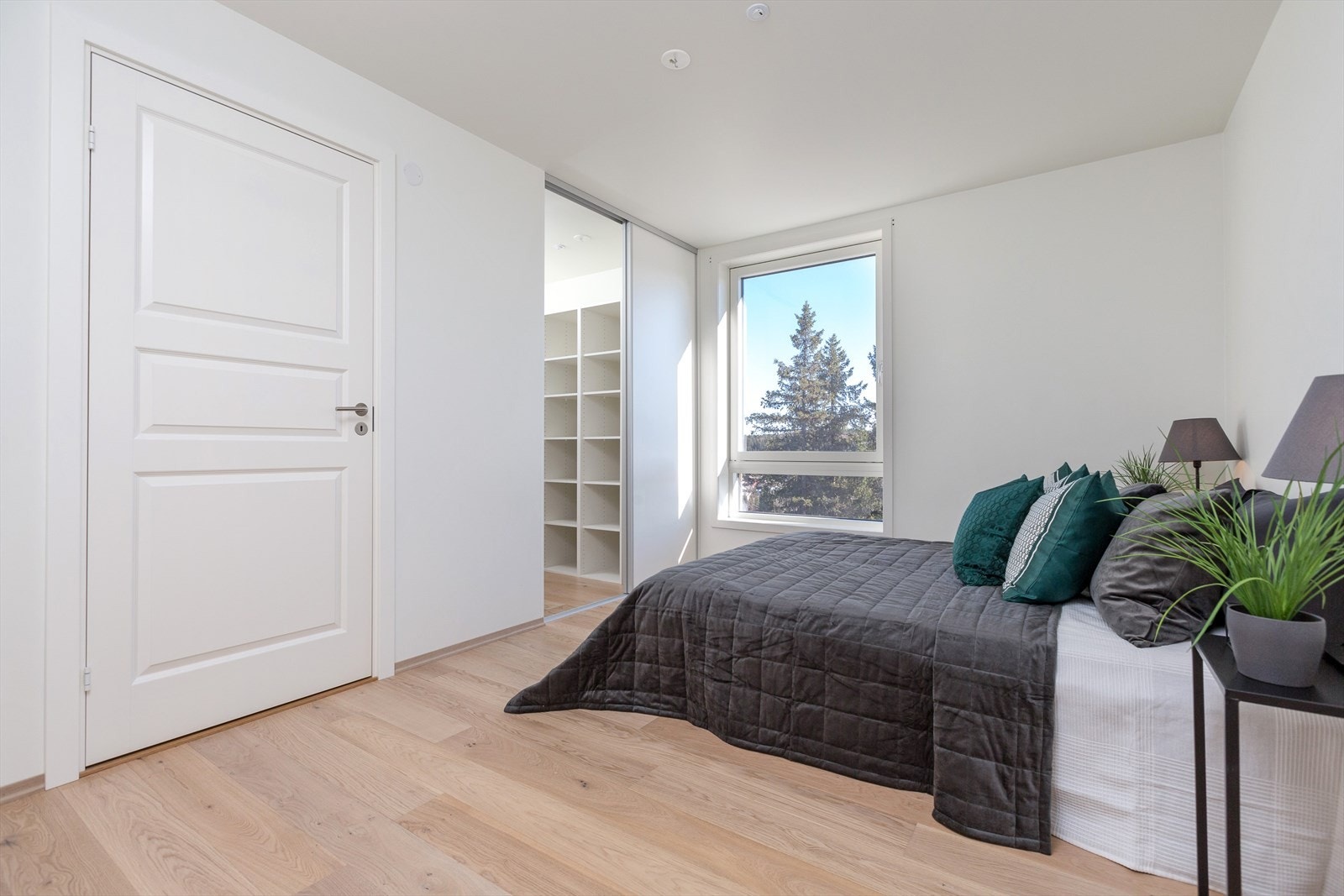 Her er det adkomst til walk-in closet og privat bad. Galleribilde