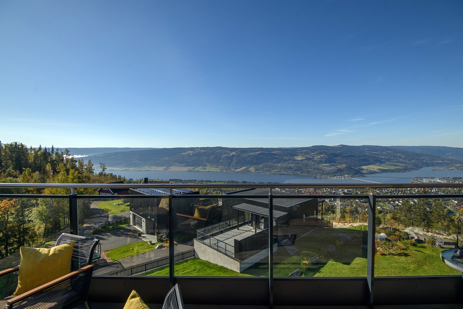 Fantastisk utsikt og gode solforhold. Balkongen er delvis takoverbygd og har god plass til diverse utemøbler. Galleribilde