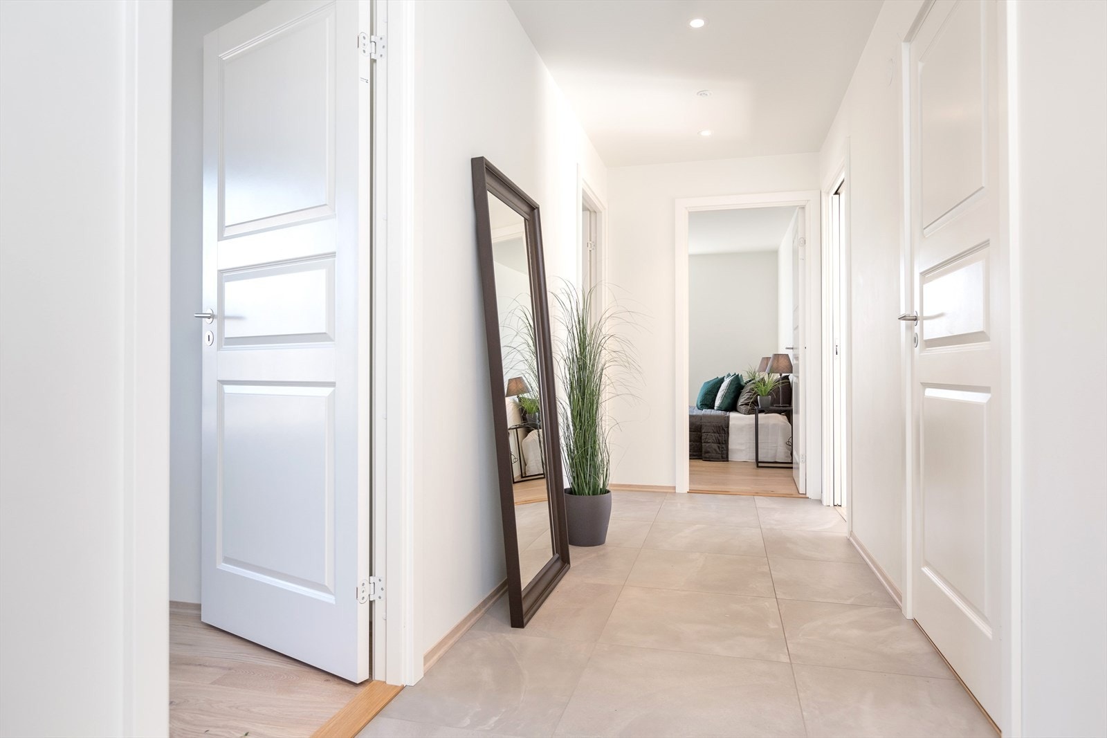 Entré/ gang med plass til sko og yttertøy. Her er det fliser på gulvet og downlights i taket. Galleribilde