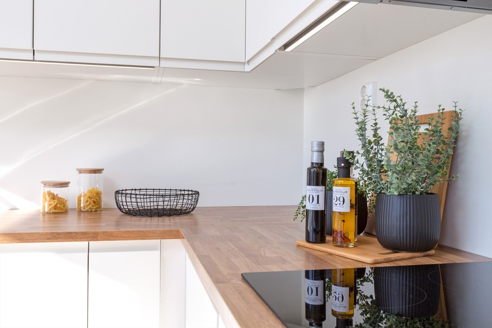 Det er integrerte hvitevarer som kjøl-/fryseskap, oppvaskmaskin, komfyr, induksjonstopp og micro. Galleribilde