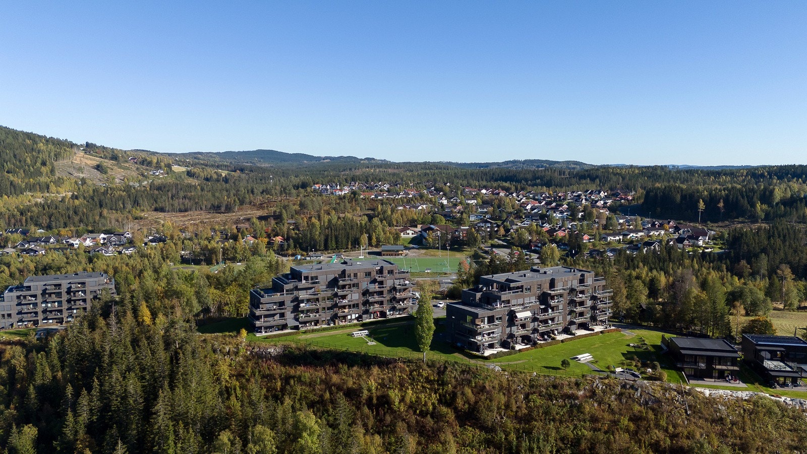 Kort gangvei til attraktive Røyslimoen barneskole og det er flere barnehager i området. Nærmeste bussholdeplass i kort gangavstand fra boligen. Her er det hyppige avganger til sentrum m.m. Galleribilde