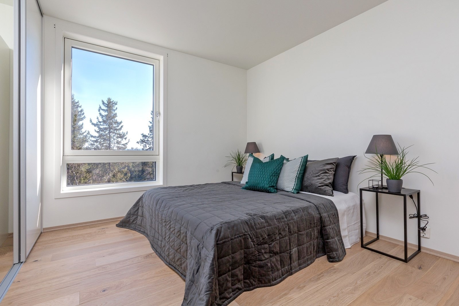 Leiligheten har totalt 3 soverom. Hovedsoverommet er av god størrelse og har plass til seng og garderoebeløsning. Galleribilde