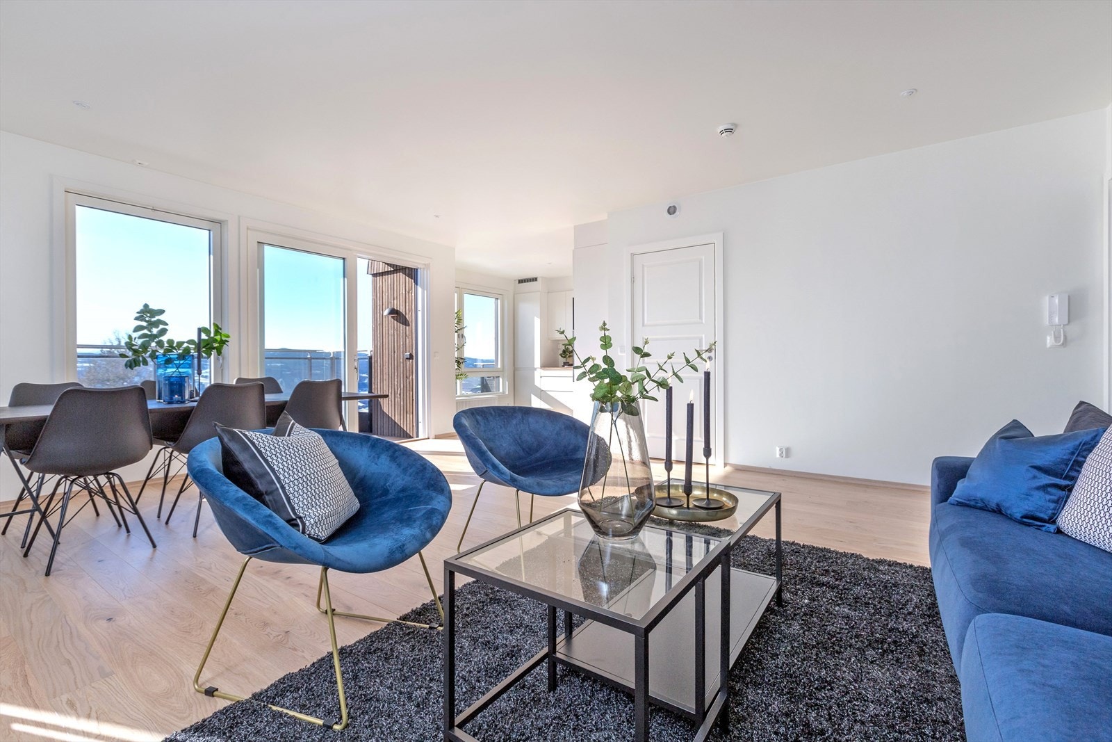 Innbydende stue med god plass til sofagruppe og annet møblement. Galleribilde