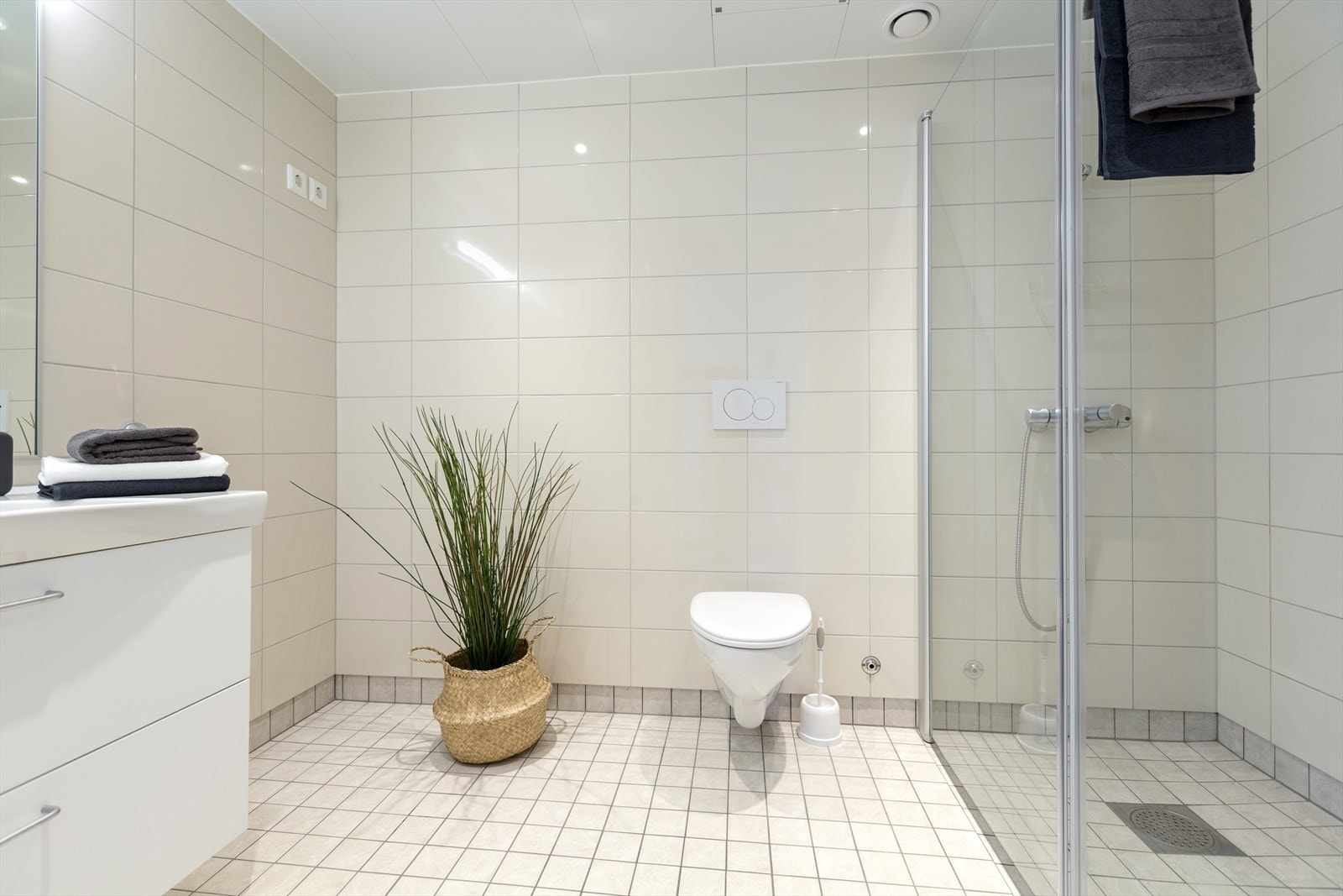 Hovedbadet har fliser på vegger og gulv med gulvvarme. Galleribilde