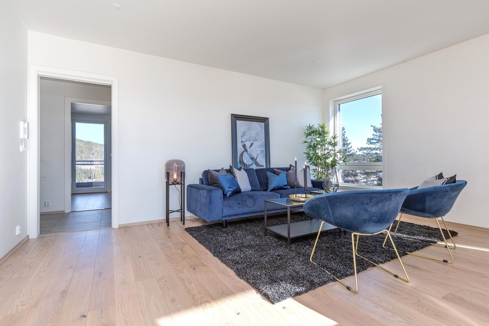 Slettmalte vegger med listefri overgang til tak og parkett på gulv, Galleribilde