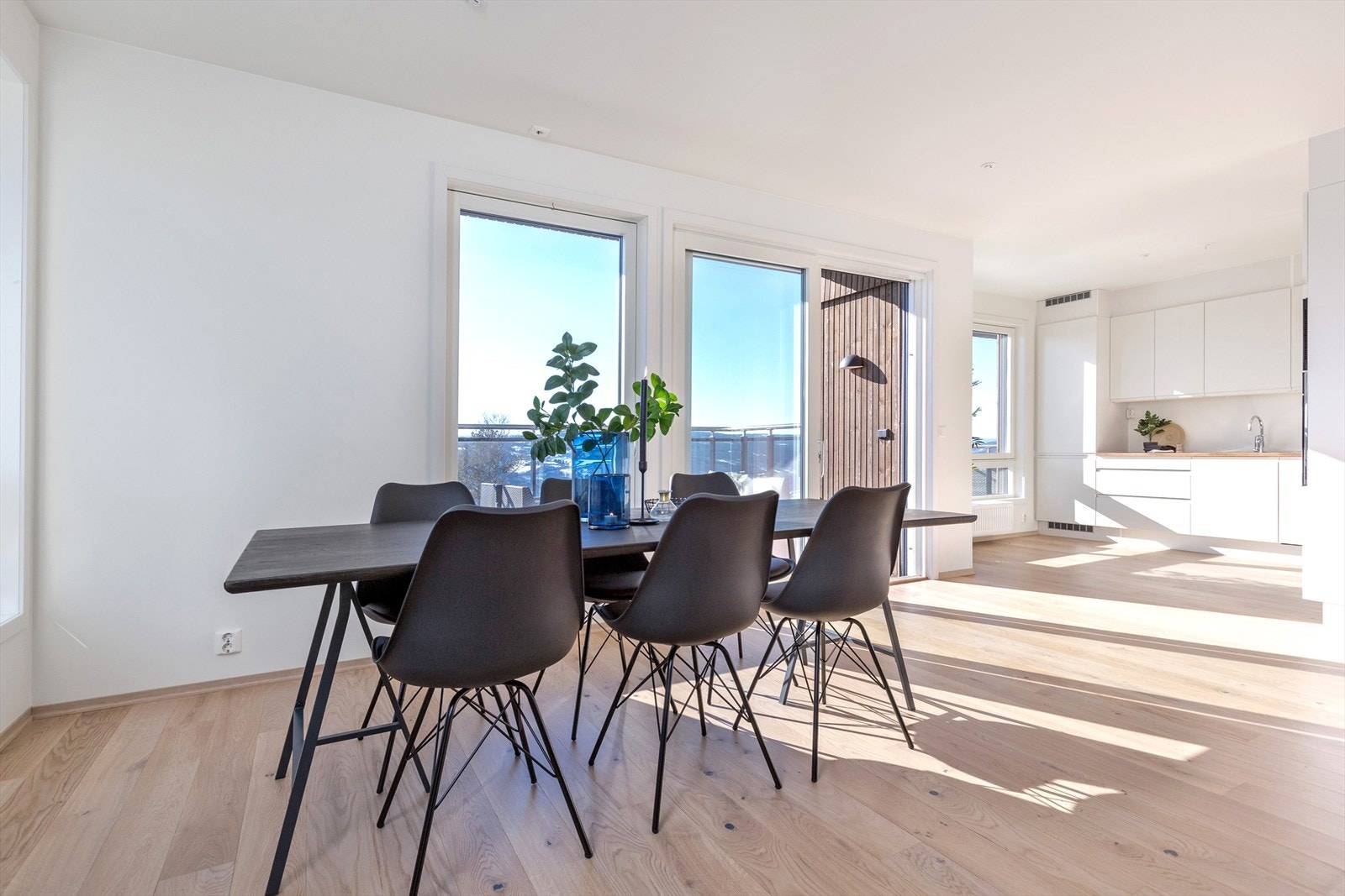 God plass til spisebord der man kan samle familie og venner til hyggelige sammenkomster. Galleribilde