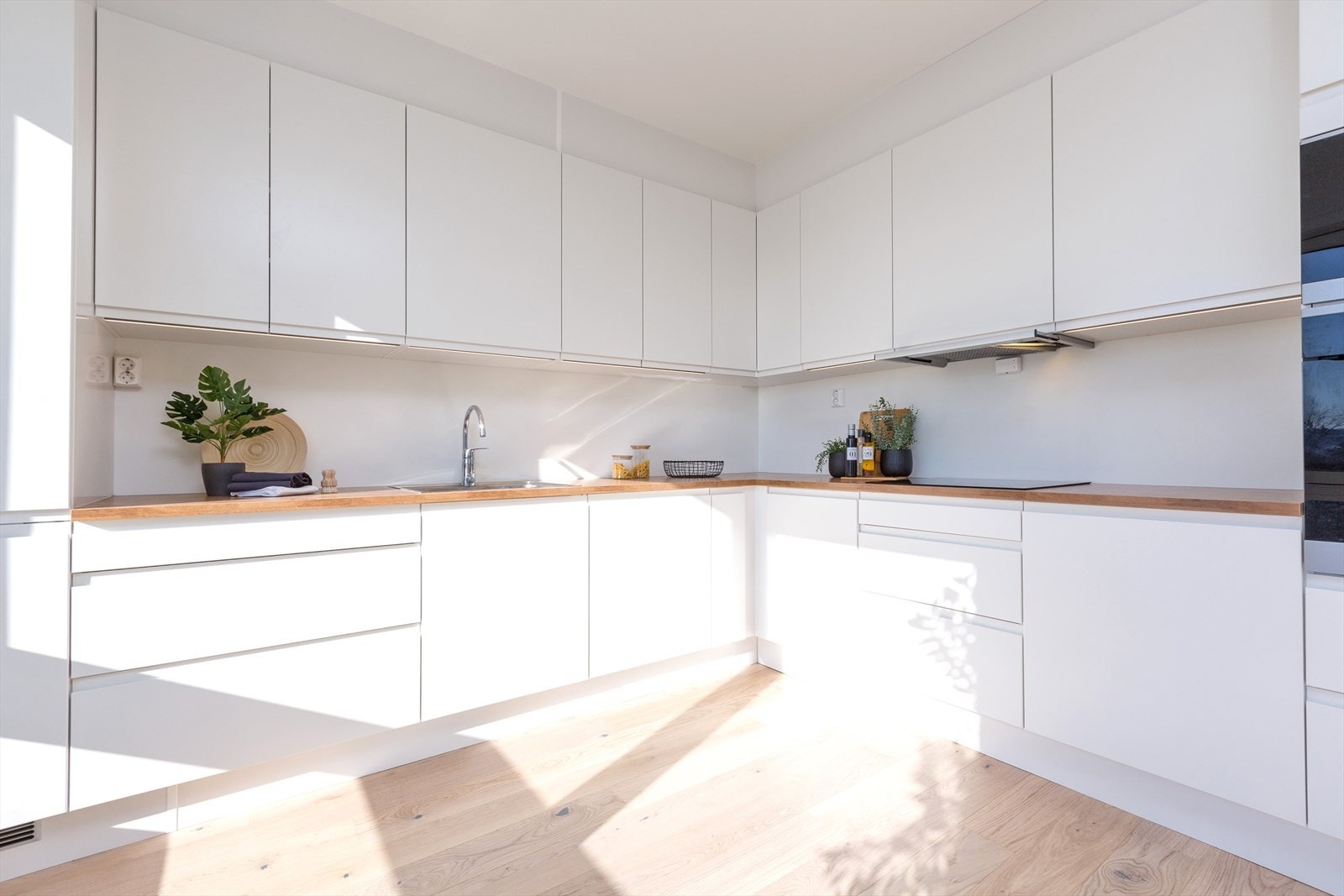 Kjøkkenet har godt med skap og benkeplass som gjør det trivelig å tilberede god mat. Galleribilde