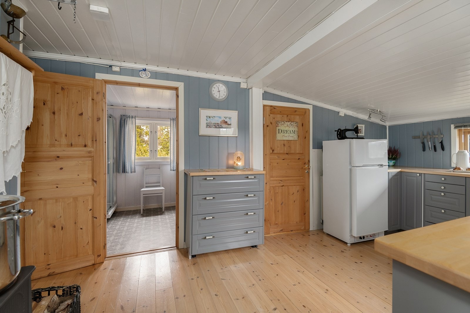 Koselig kjøkken malt i en lun og tidløs gråtone. Fra kjøkkenet er det adkomst til 2 soverom og baderommet. Galleribilde