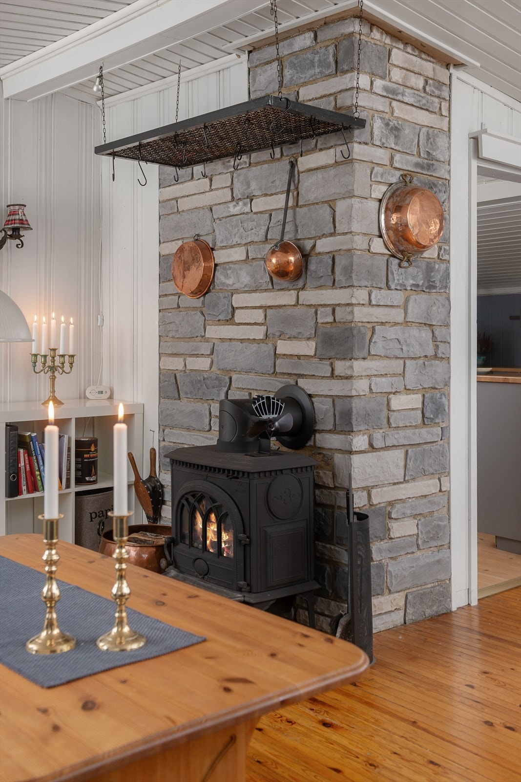 Vedovnen i stua sørger for god oppvarming av hytta. Det er ikke innlagt strøm, men muligheter til dette i området. Solcelle for lys. Galleribilde