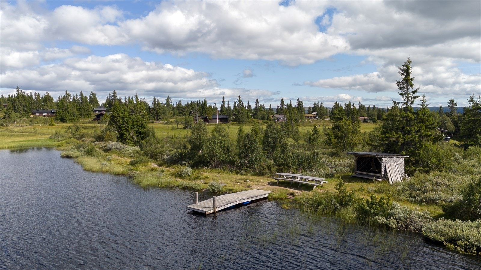 Områdebilde fra Aksjøen som bl. a har badeplass og brygge som kan benyttes på varme sommerdager. Galleribilde