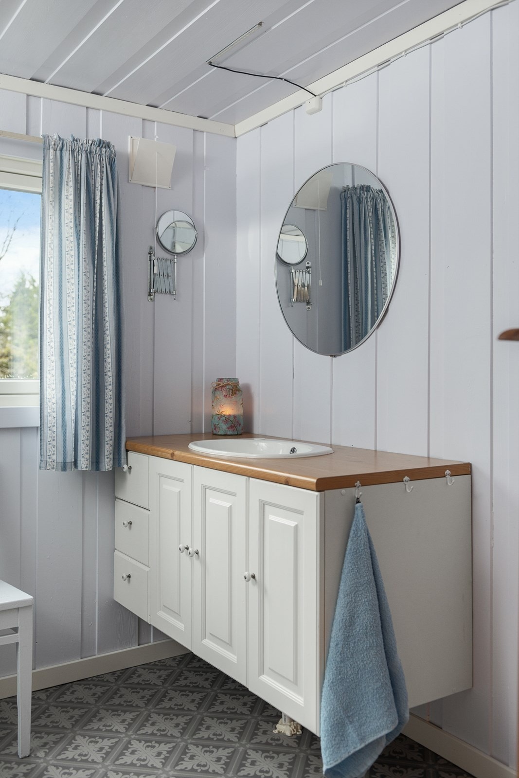 Servantinnredningen har skap for oppbevaring. Galleribilde