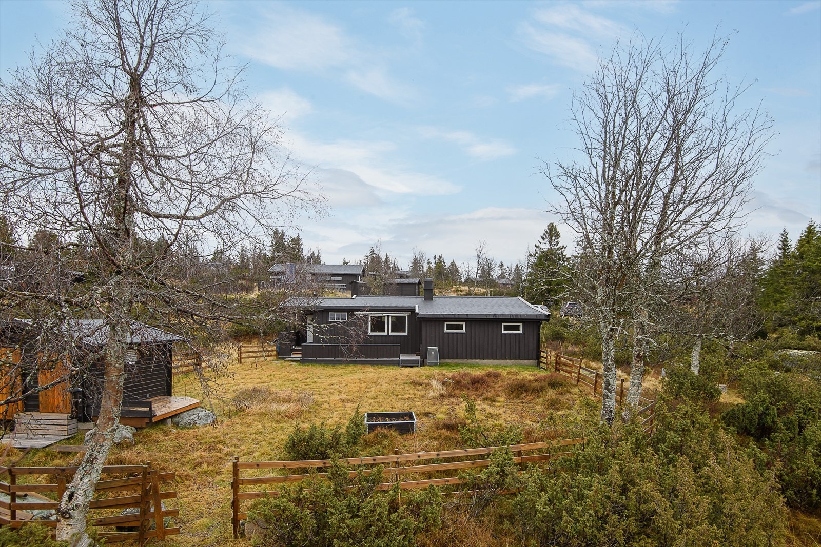 Deler av tomten er inngjerdet og du får et hyggelig og skjermet tun utenfor hytta. Galleribilde