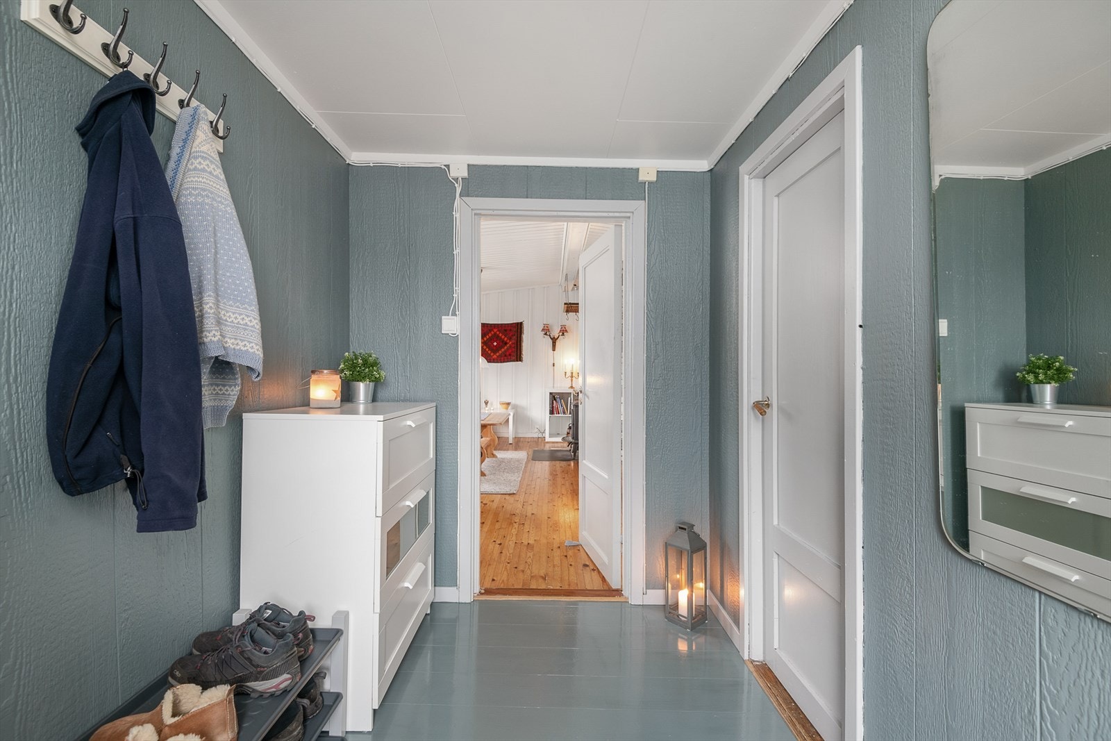 Dør fra gangen og inn i stua. Galleribilde