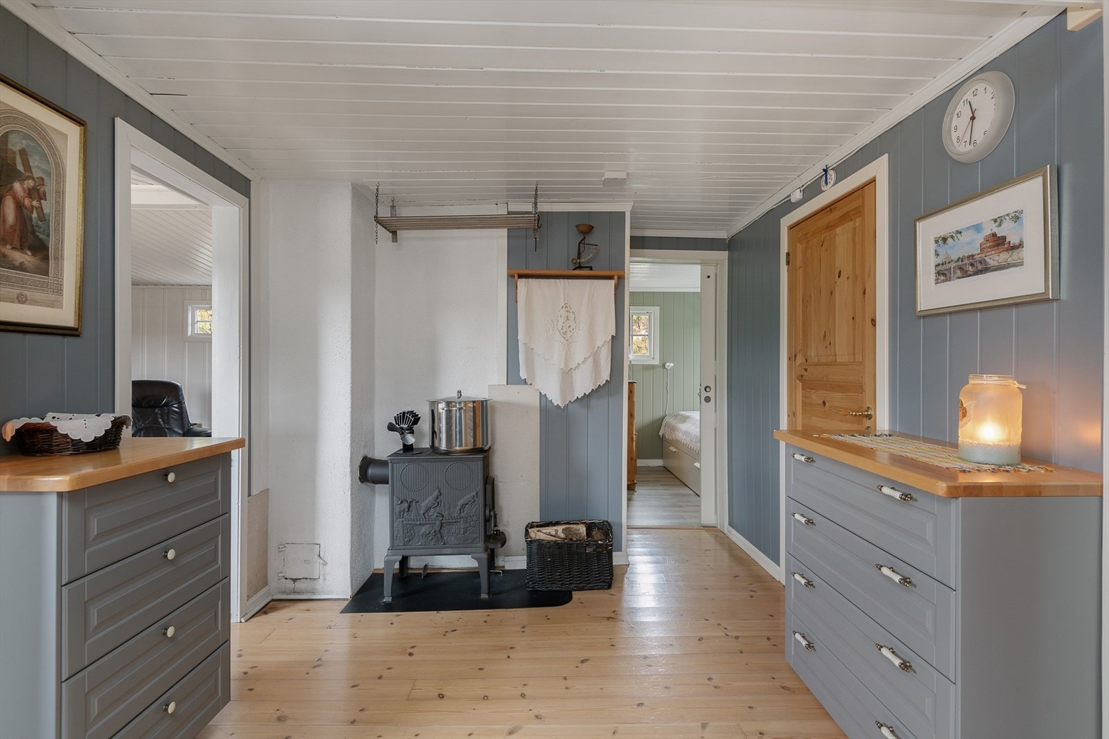 Det er godt med oppbevaring på kjøkkenet. Vedovn for ekstra god varme også her. Galleribilde