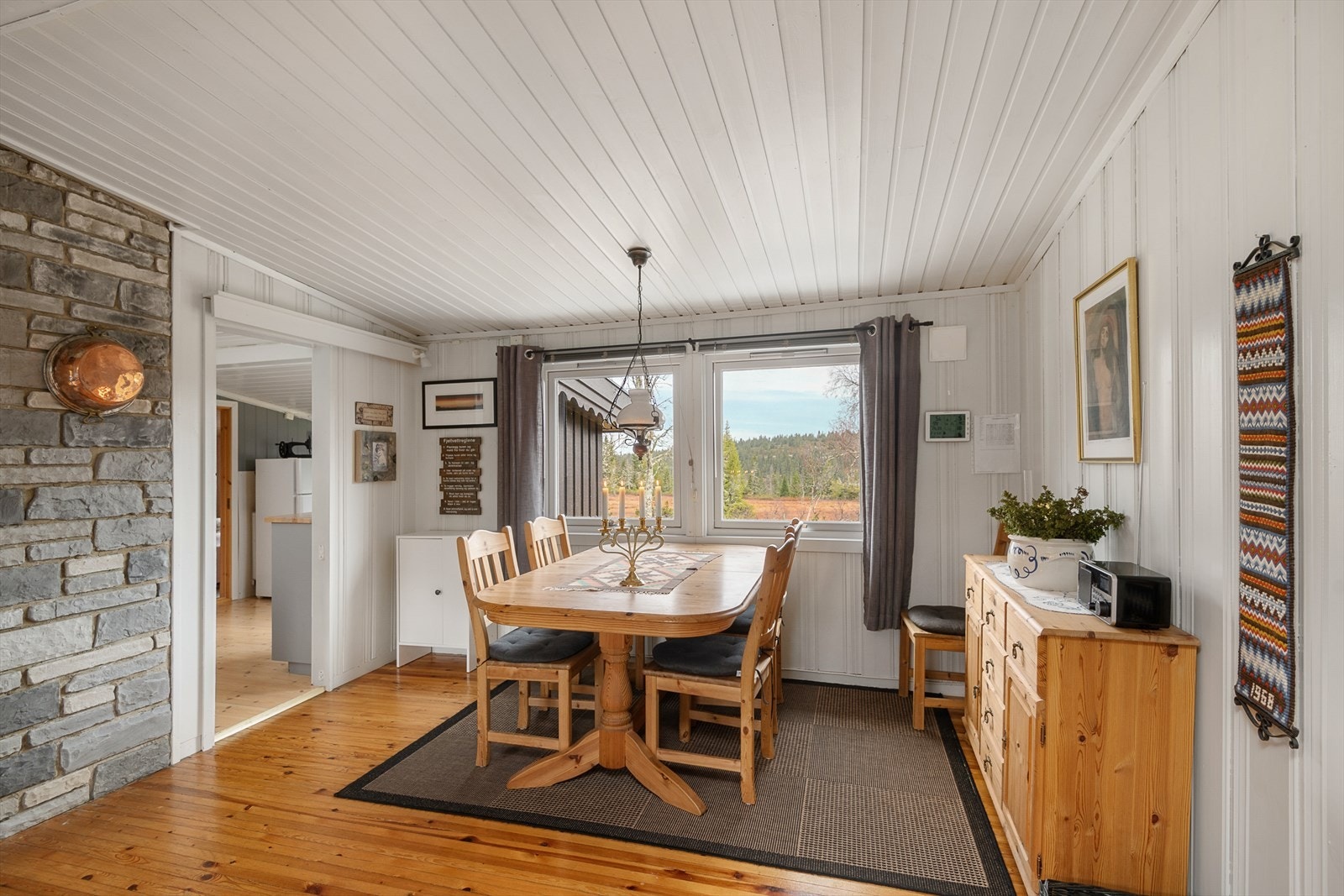 Stua har god plass til både sofa og spisebord. Spiseplassen ligger i fin kontakt med kjøkkenet. Galleribilde